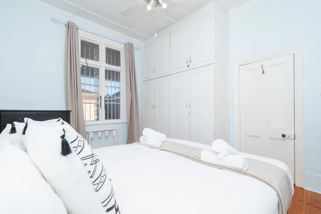 Enchanting Abode In Rosebank Apartment